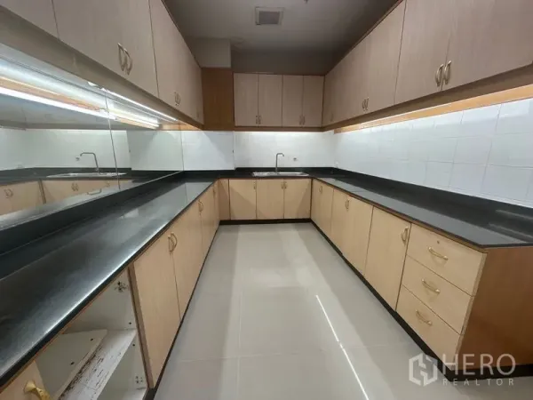 办公空间 出租在Suan Luang, Bangkok - 办公室茶水间，U形台面、水槽与上下柜