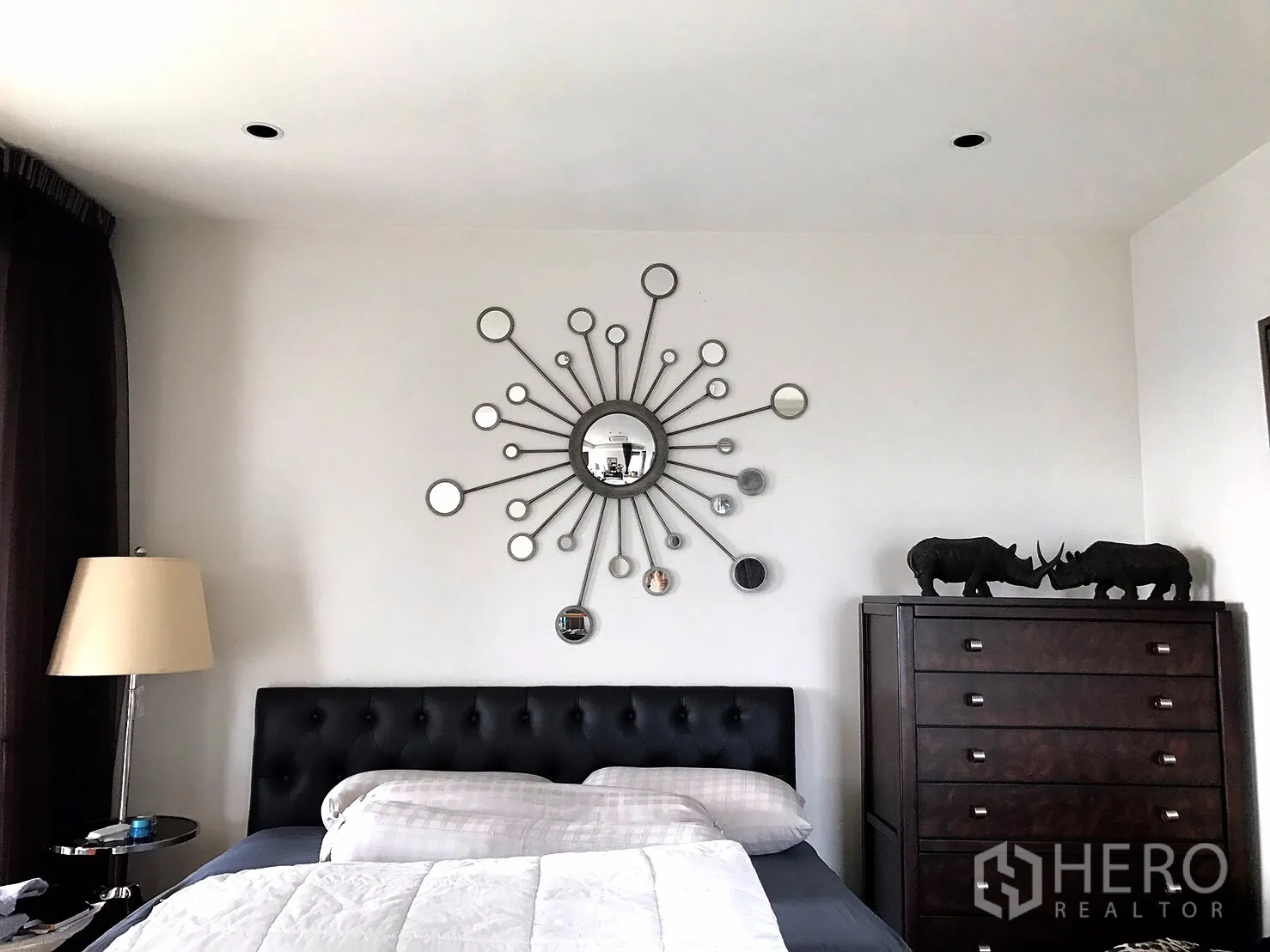 คอนโด ให้เช่าหรือขายในKhlong Toei, Bangkok - มุมมองอีกด้านของห้องนอน เตียงหัวบุ ตู้ลิ้นชัก และกระจกตกแต่งบนผนัง