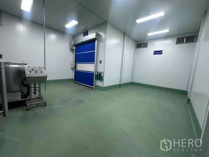 工厂 出租 - 洁净室装卸区，蓝色高速卷帘门，环氧地坪与墙挂灭火器。