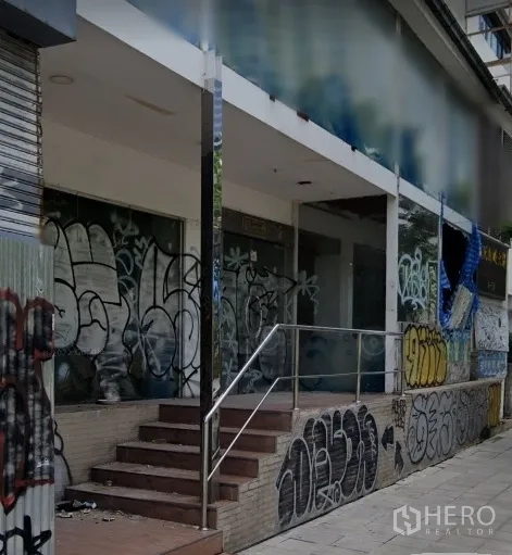 办公空间 出租在Bang Rak, Bangkok - 是隆区邦拉克街边办公楼外观，玻璃立面与台阶扶手，靠近BTS Chong Nonsi 站。