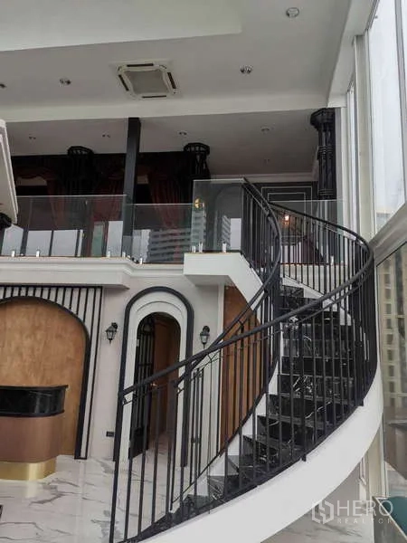 零售空间 出租 - 夹层玻璃栏板与下方内置柜体