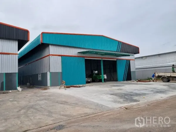 Warehouse for rent in Saphan Sung, Bangkok - Modern steel-clad warehouse with wide roller shutter and concrete loading yard in Saphan Sung, Bangkok.