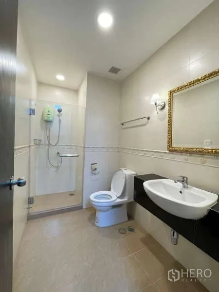 房间 出租在Khlong Toei, Bangkok - 第二卫生间，设玻璃淋浴房、马桶与壁挂式洗手盆