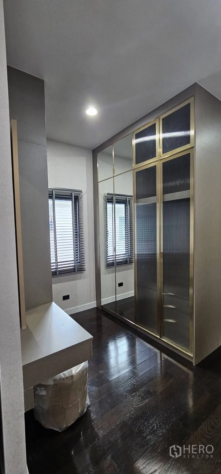 Detached House for rent in Bang Kapi, Bangkok - Walk-in closet area featuring mirrored wardrobe with gold accents.
