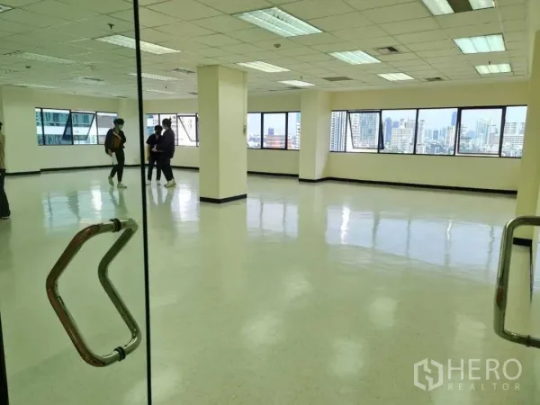 สำนักงาน ให้เช่าในWatthana, Bangkok - มุมสำนักงานพร้อมหน้าต่างรอบด้าน พื้นเงางาม มองเห็นสกายไลน์กรุงเทพฯ
