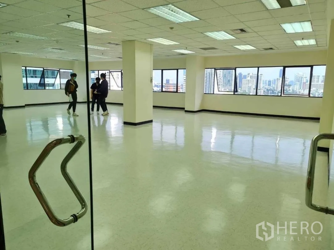 สำนักงาน ให้เช่าในWatthana, Bangkok - มุมสำนักงานพร้อมหน้าต่างรอบด้าน พื้นเงางาม มองเห็นสกายไลน์กรุงเทพฯ