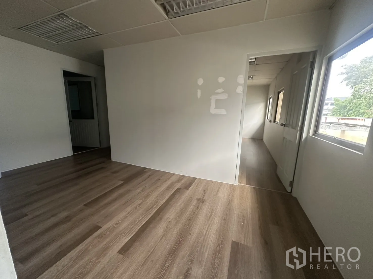 Warehouse for rent in Suan Luang, Bangkok - Spacious office room with wood-look flooring.