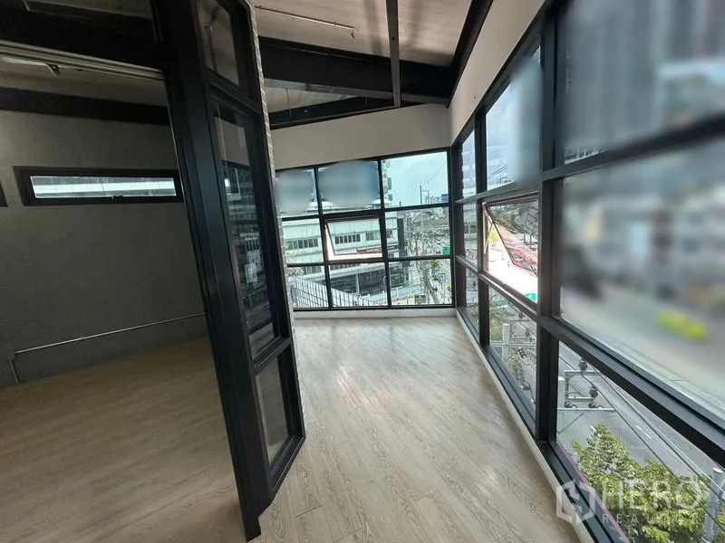 สำนักงาน ให้เช่าในChatuchak, Bangkok - มุมทำงานติดกระจกโค้งรอบ ชมวิวถนนและเมือง