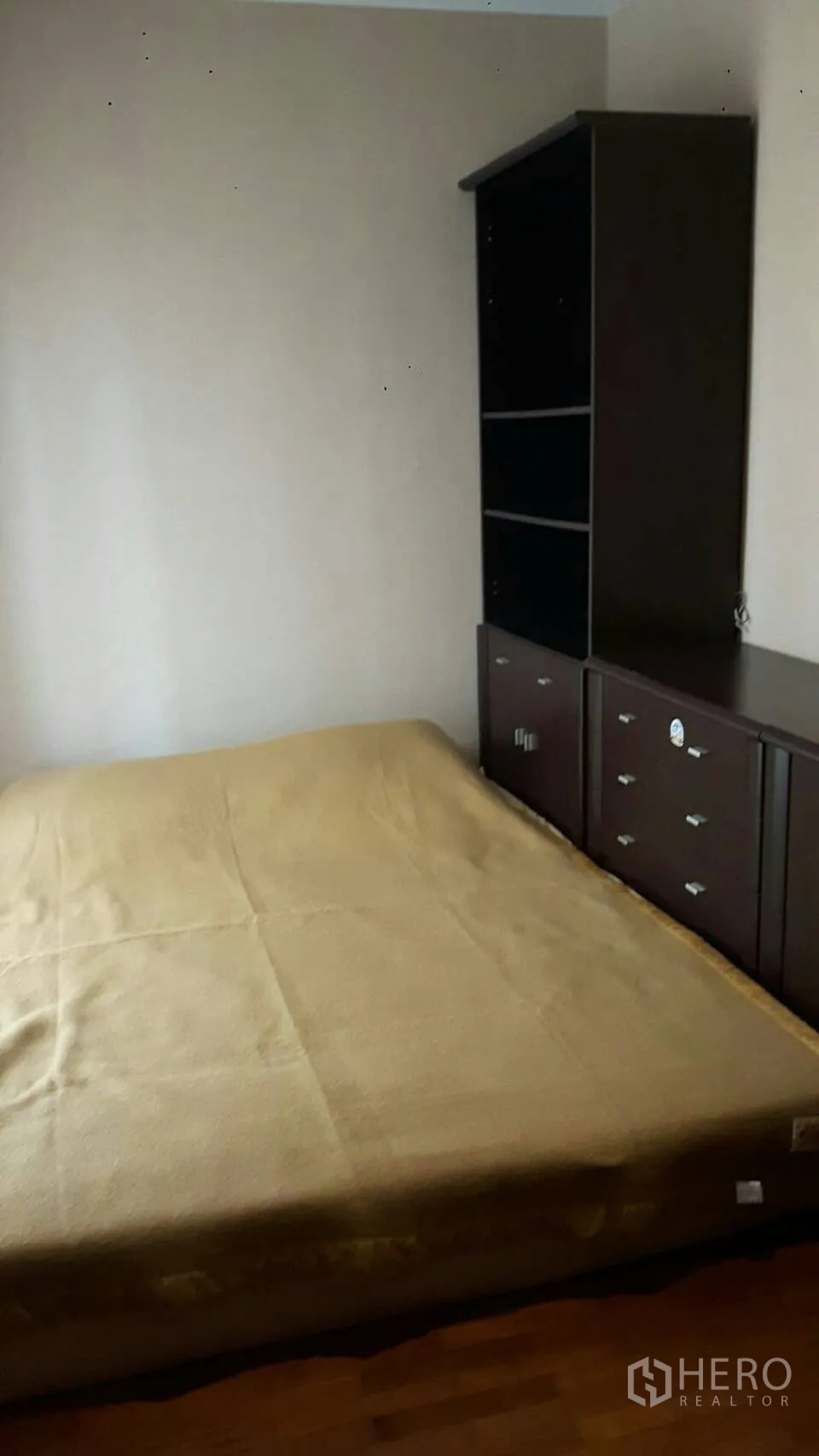 公寓 出租在Pathum Wan, Bangkok - 次卧带床与深色木质嵌入式抽屉和置物架。