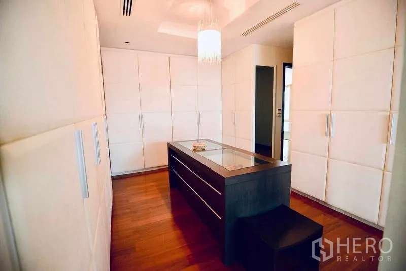 Detached House for sale in Bang Kapi, Bangkok - Walk-in closet with wall-to-wall wardrobes, central island and warm wooden flooring