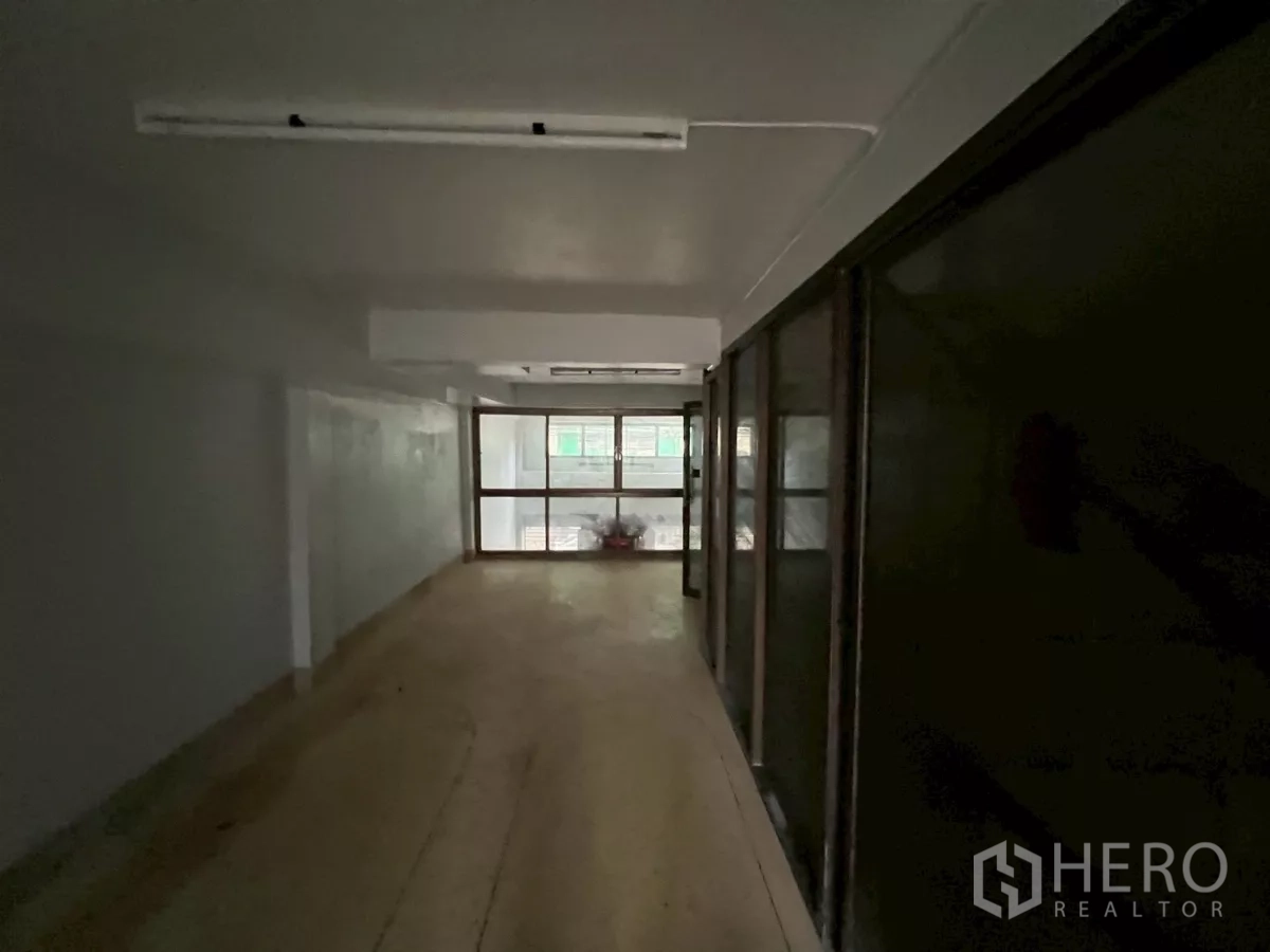 อาคารพาณิชย์ ให้เช่าในKhlong Toei, Bangkok - โถงทางเดินกั้นบานเลื่อน มีหน้าต่างปลายทางรับแสง.