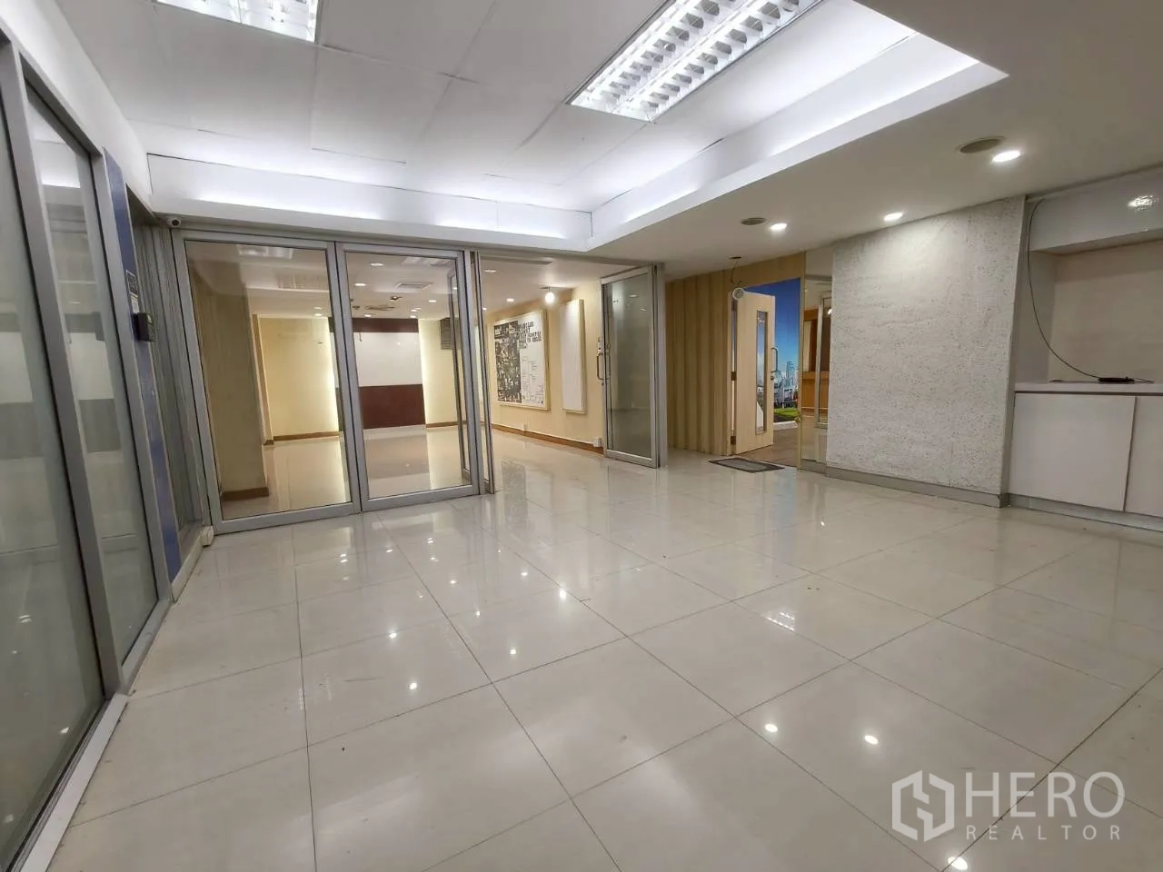 ออฟฟิศ for rent in Chatuchak, Bangkok - พื้นที่รับรองหรือทำงานร่วมกัน พื้นกระเบื้องและผนังกระจกหลายชุด.