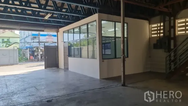 Warehouse for rent in Khlong Toei, Bangkok - Close view of the glass-partitioned office beside the loading area.