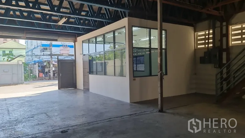 Warehouse for rent in Khlong Toei, Bangkok - Close view of the glass-partitioned office beside the loading area.