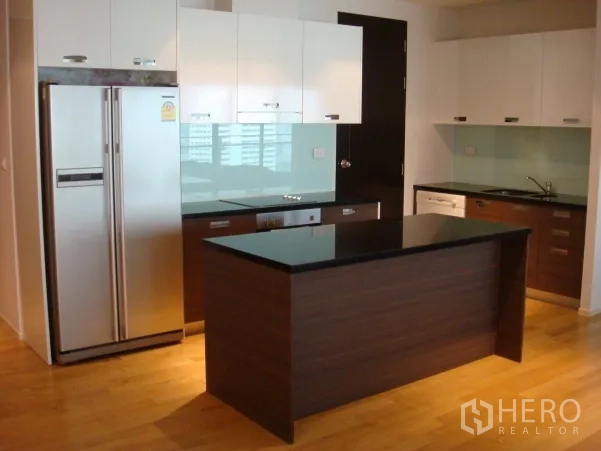 คอนโด ให้เช่าในWatthana, Bangkok - ครัวสไตล์โมเดิร์นพร้อมไอส์แลนด์ ตู้สีขาว กระจกกันเปื้อน และตู้เย็นบานคู่