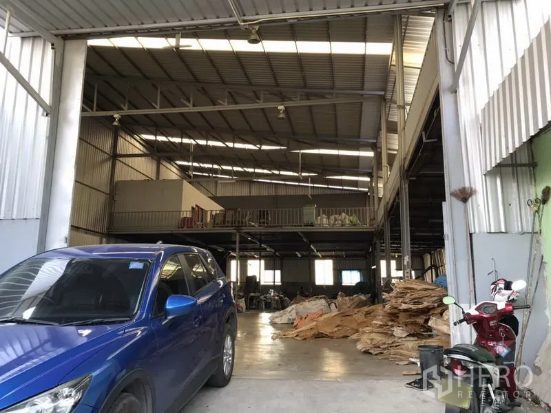 คลังสินค้า ให้เช่าในMueang Samut Prakan, Samut Prakan - ลานโหลดสินค้าและที่จอดรถหน้าทางเข้าโกดัง เห็นชั้นเมซานีนและช่องทางเข้าออกกว้าง