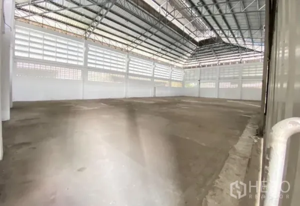 คลังสินค้า ให้เช่าหรือขายในMueang Samut Sakhon, Samut Sakhon - พื้นที่โกดังโปร่ง เพดานทรัสเหล็กสูง ผนังระบายอากาศ และพื้นคอนกรีต