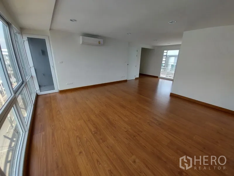 ทาวน์เฮาส์ ขายในWang Thonglang, Bangkok - ห้องนอนกว้าง พื้นไม้ แอร์ และหน้าต่างมุมห้องบานใหญ่