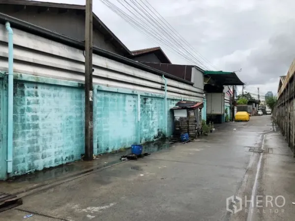 คลังสินค้า ให้เช่าในBang Kho Laem, Bangkok - ซอยทางบริการด้านข้างอาคารโกดัง กำแพงบล็อกสีฟ้า ทางรถบรรทุกเข้าออกได้