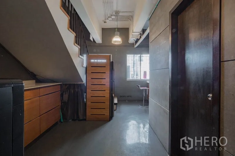 สำนักงาน ให้เช่าในKhlong Toei, Bangkok - โถงทางเดินพร้อมตู้เก็บของใต้บันได โคมไฟแขวน และหน้าต่างรับแสง