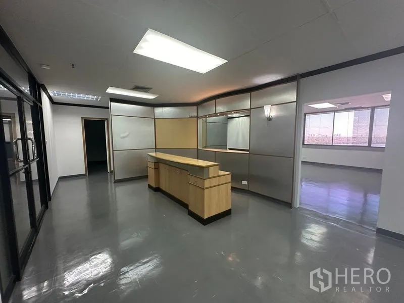 สำนักงาน ให้เช่าในYan Nawa, Bangkok - โถงต้อนรับพร้อมเคาน์เตอร์ไม้ กั้นกระจก และไฟเพดานสว่าง