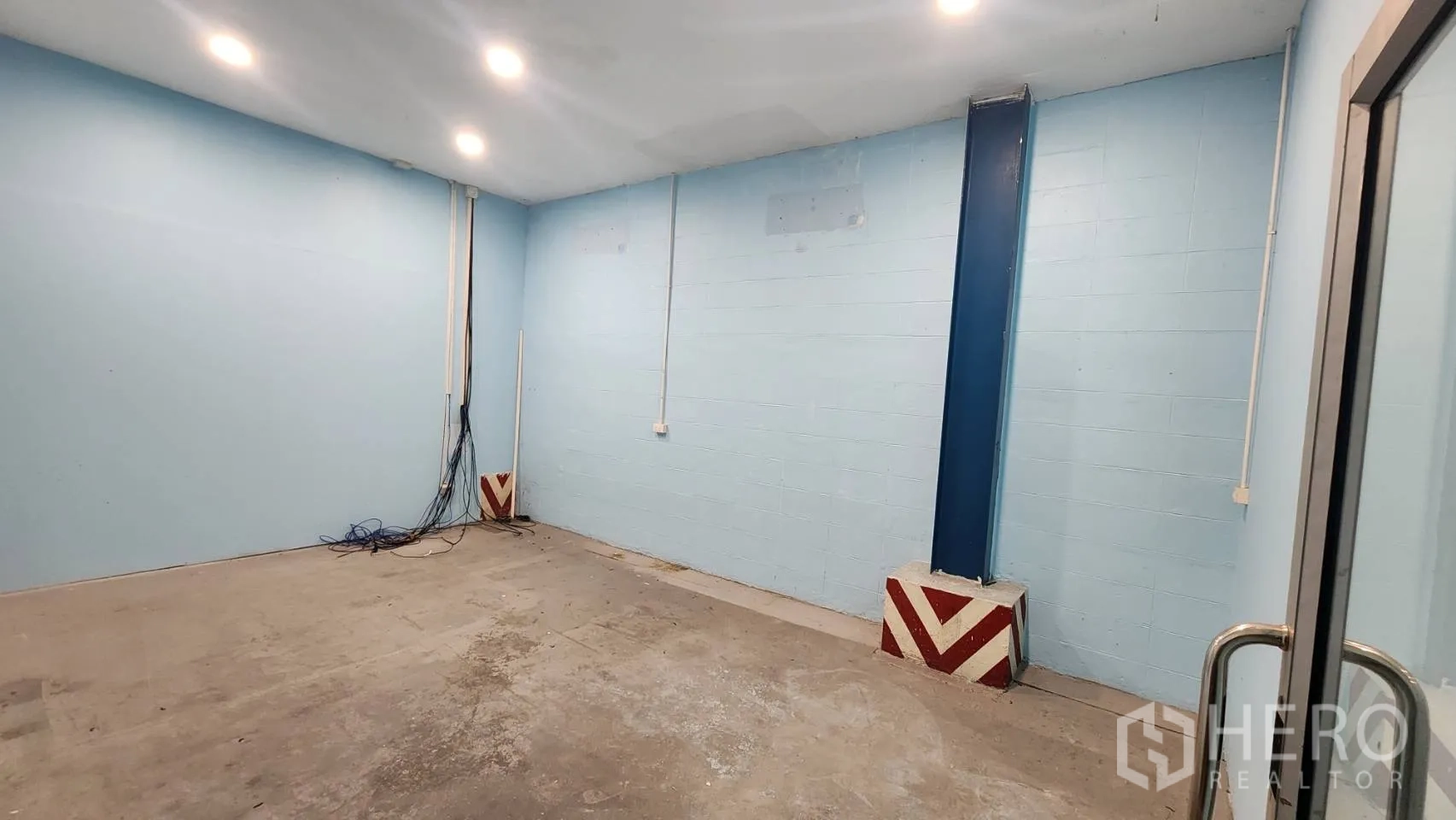 คลังสินค้า ให้เช่าในMueang Samut Prakan, Samut Prakan - ห้องออฟฟิศพร้อมไฟฝ้า ผนังสีฟ้า และสายเคเบิลเดินลอย