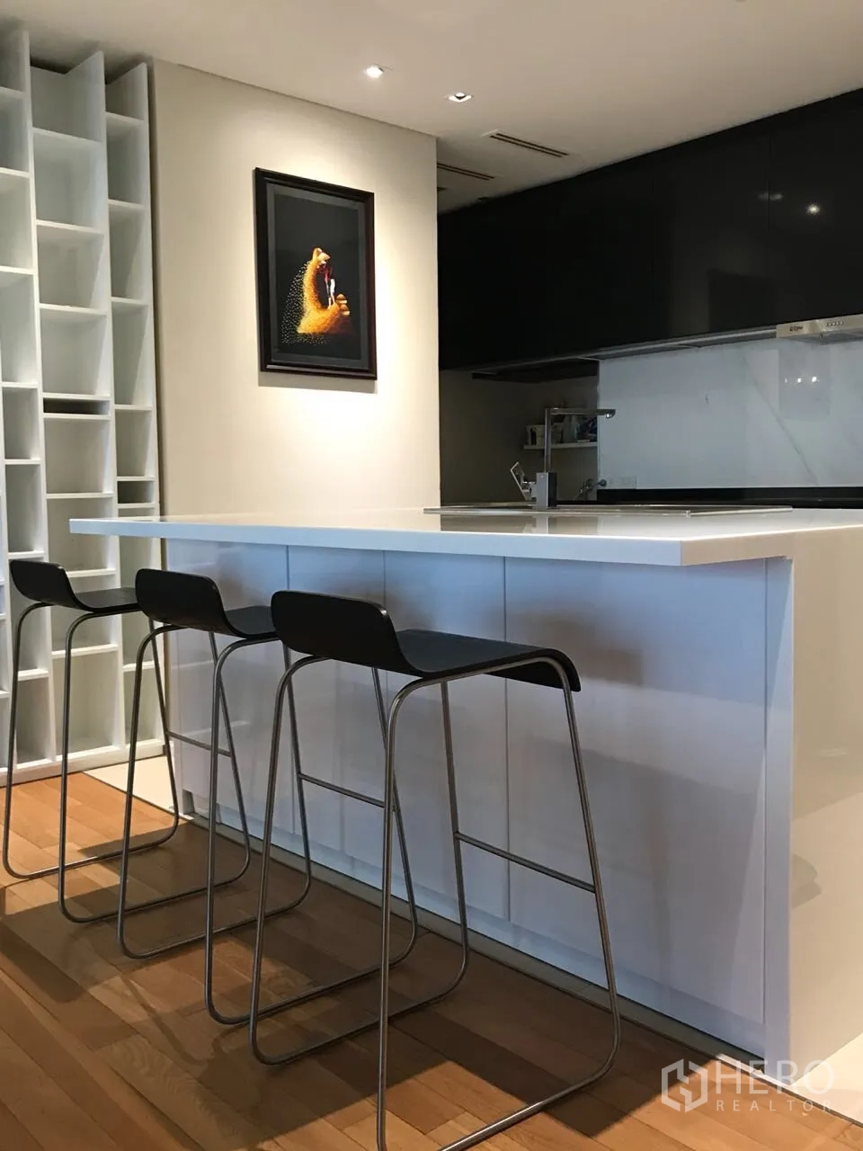 คอนโด ให้เช่าในKhlong Toei, Bangkok - ครัวสไตล์ร่วมสมัย ไอส์แลนด์สีขาวพร้อมบาร์สตูลและตู้เก็บของ