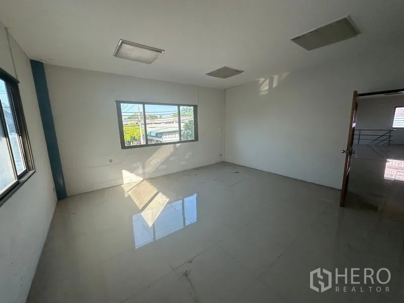 คลังสินค้า ให้เช่าในSaphan Sung, Bangkok - ห้องออฟฟิศชั้นบน แสงธรรมชาติจากหน้าต่างบานใหญ่