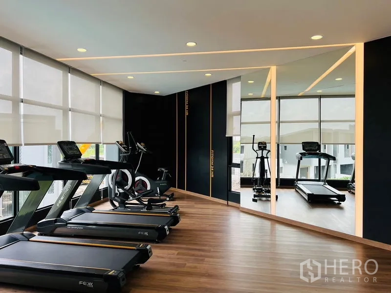 ทาวน์เฮาส์ ให้เช่า - ห้องฟิตเนสส่วนกลาง เครื่องลู่วิ่ง จักรยานออกกำลังกาย กระจกบานใหญ่ พื้นไม้
