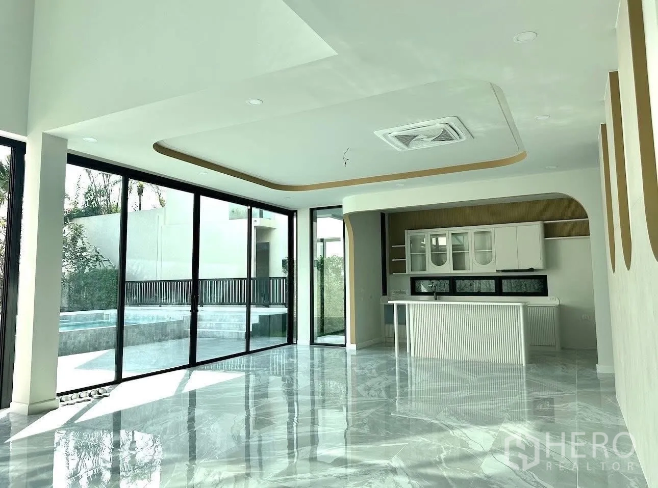 บ้านเดี่ยว for sale in Bang Khen, Bangkok - โถงโอเพ่นแพลนพื้นลายหินอ่อนเงางามและเคาน์เตอร์ครัวโชว์