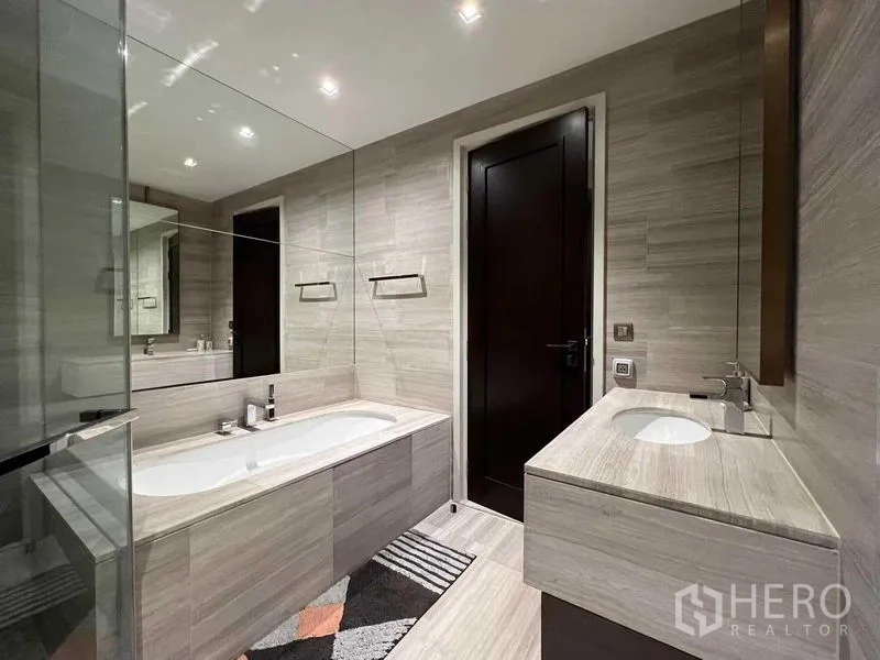 คอนโด ให้เช่าในWatthana, Bangkok - ห้องน้ำสไตล์โมเดิร์นพร้อมอ่างอาบน้ำบิวท์อิน กระจกบานกว้าง และผนังลายไม้