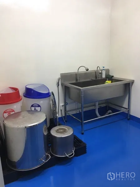 工厂 出租或出售在Pathum Thani - 清洗区，深不锈钢水槽、分类桶和金属容器。