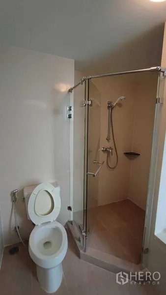 คอนโด ให้เช่าในKhlong Toei, Bangkok - ห้องน้ำพร้อมตู้กระจกอาบน้ำ ฝักบัวมือจับ และโถสุขภัณฑ์