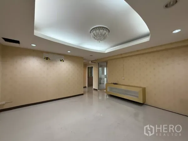 办公空间 出租在Din Daeng, Bangkok - 宽敞办公区，吊顶与水晶灯，米色墙面和悬挂柜。