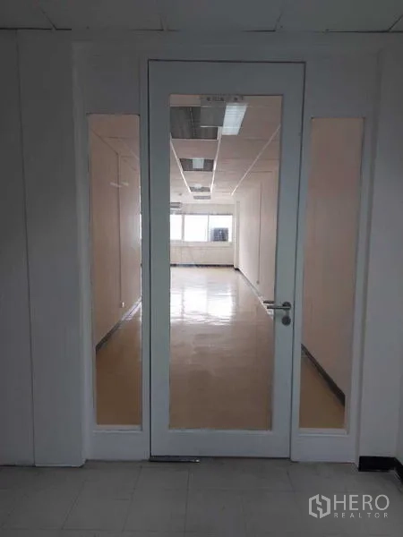 办公空间 出租在Pathum Wan, Bangkok - 带侧边玻璃的入户玻璃门，通向明亮的开放式办公区。
