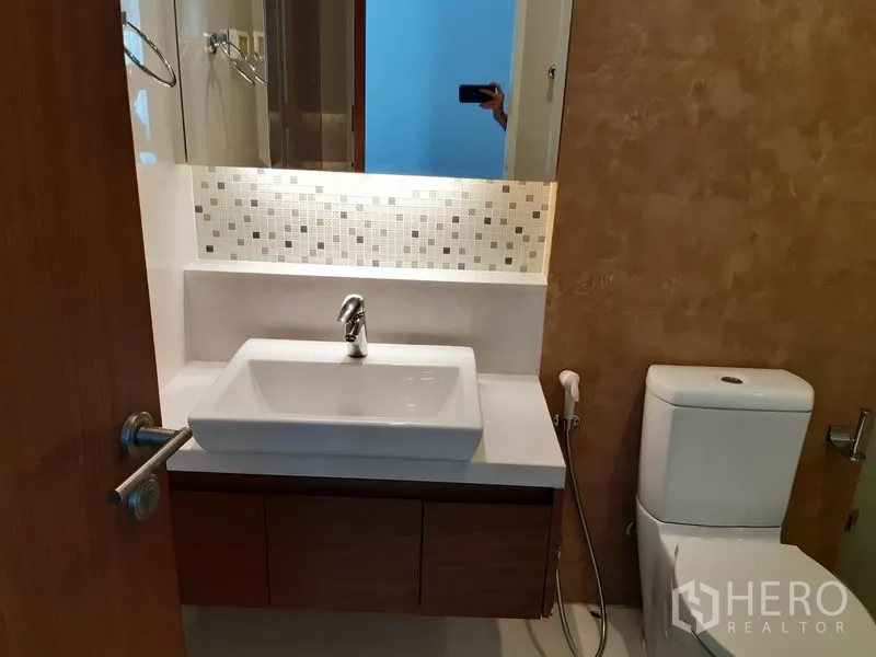คอนโด ให้เช่าหรือขายในKhlong Toei, Bangkok - ห้องน้ำรับแขก มีอ่างสี่เหลี่ยม กระจกไฟแบ็กไลต์ และโถสุขภัณฑ์