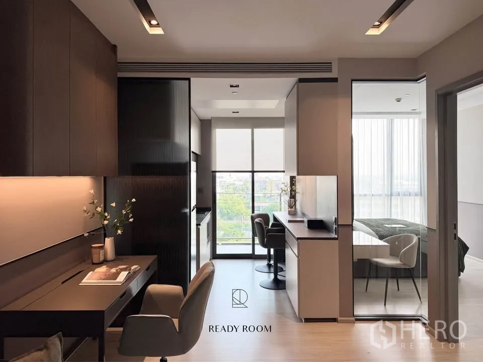 คอนโด for rent in Khlong Toei, Bangkok - พื้นที่นั่งเล่นสว่าง เชื่อมห้องนอนด้วยประตูกระจกบานเลื่อนและมีระเบียง