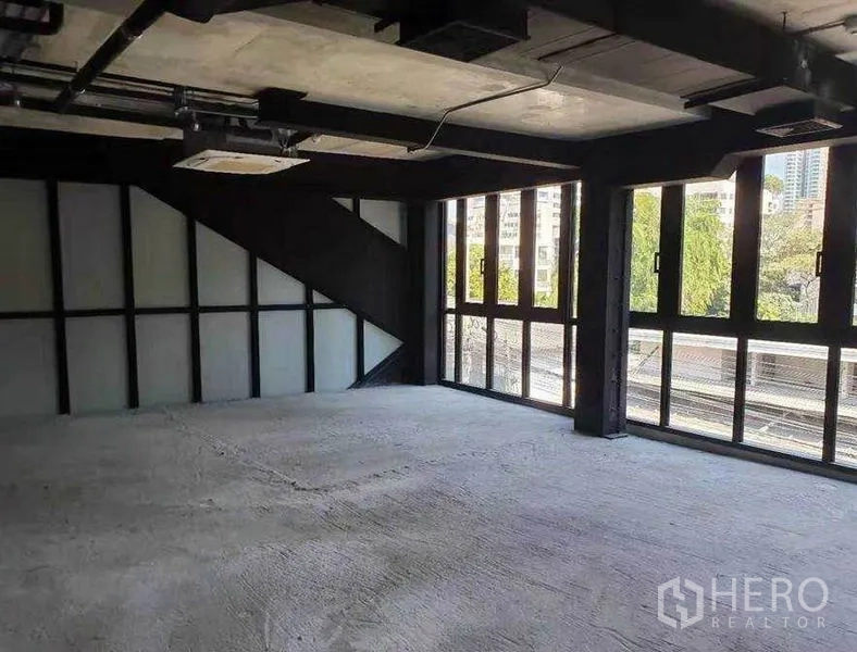พื้นที่ขายปลีก ให้เช่าในWatthana, Bangkok - มุมพื้นที่ค้าปลีกกระจกเต็มผนัง มองเห็นวิวเมือง โครงเหล็กและเพดานคอนกรีต