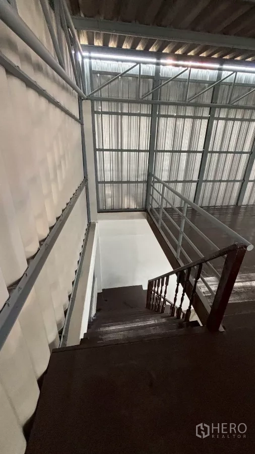 คลังสินค้า ให้เช่าหรือขายในKhlong San, Bangkok - บันไดเหล็กลงจากชั้นลอยสู่พื้นโกดัง