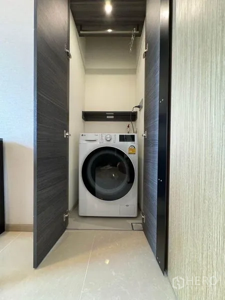 คอนโด ให้เช่าในWatthana, Bangkok - เครื่องซักผ้าฝาหน้าแบบบิวท์อินซ่อนในตู้