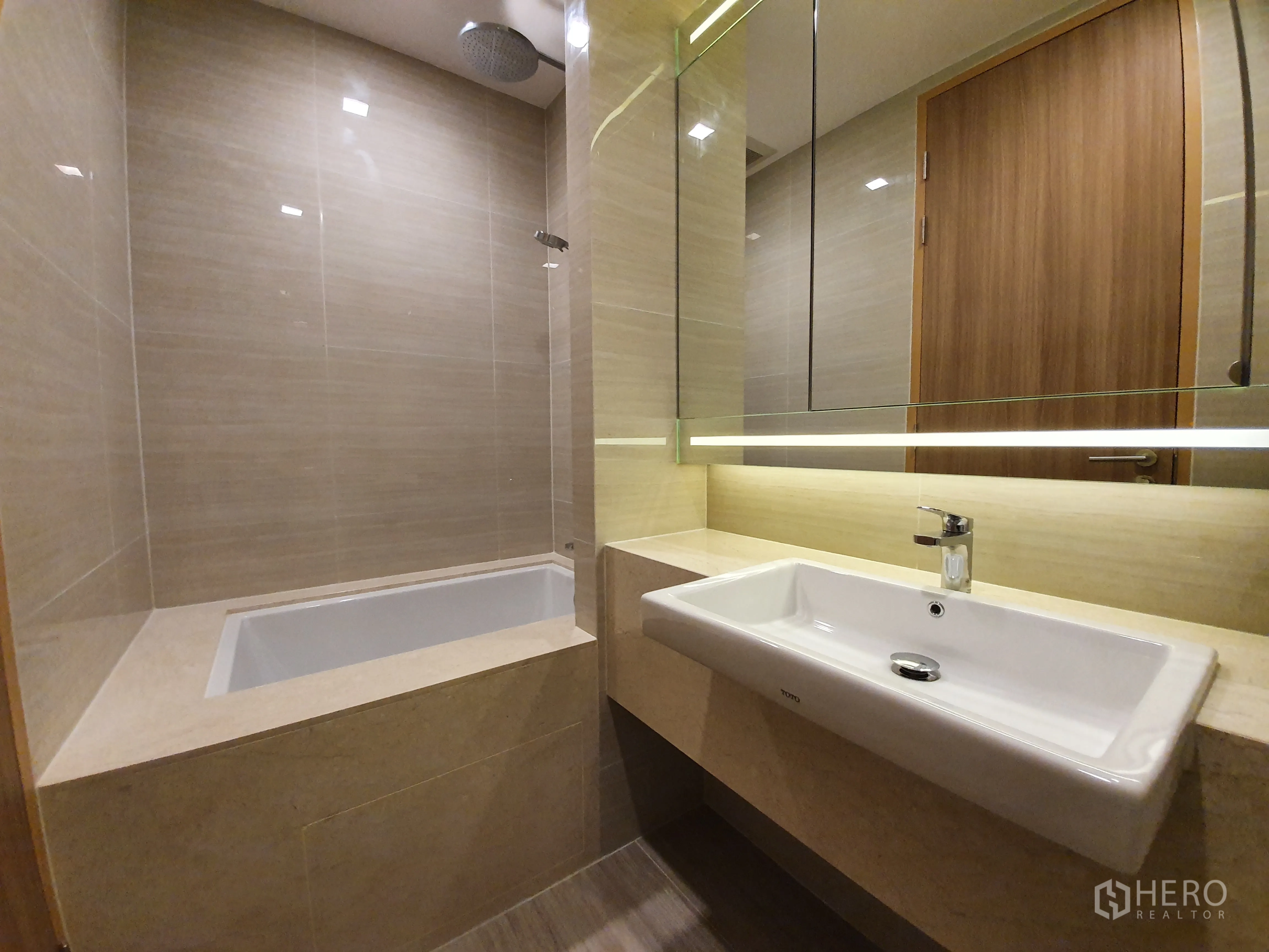 คอนโด for rent in Watthana, Bangkok - ห้องน้ำพร้อมอ่างอาบน้ำบิ้วท์อิน เคาน์เตอร์กว้าง และกระจกส่องหน้าพร้อมไฟ