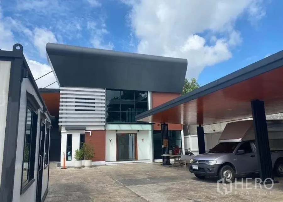 สำนักงานที่บ้าน ให้เช่าหรือขายในBang Khae, Bangkok - ด้านหน้าอาคารโฮมออฟฟิศพร้อมโรงจอดรถและพื้นที่จอดกว้าง