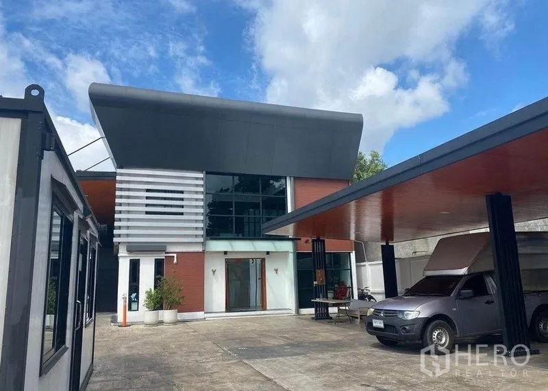 สำนักงานที่บ้าน ให้เช่าหรือขายในBang Khae, Bangkok - ด้านหน้าอาคารโฮมออฟฟิศพร้อมโรงจอดรถและพื้นที่จอดกว้าง