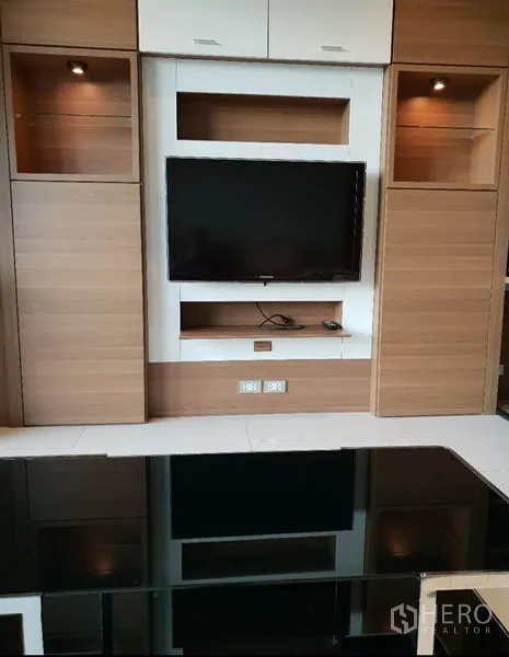 คอนโด ให้เช่าในKhlong Toei, Bangkok - มุมนั่งเล่นพร้อมผนังบิวท์อินวางทีวี ชั้นวางของ และไฟส่องสว่าง