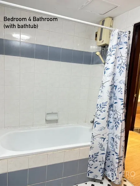 公寓 出租在Watthana, Bangkok - 瓷砖浴室，带浴缸、花纹浴帘和电热水器淋浴