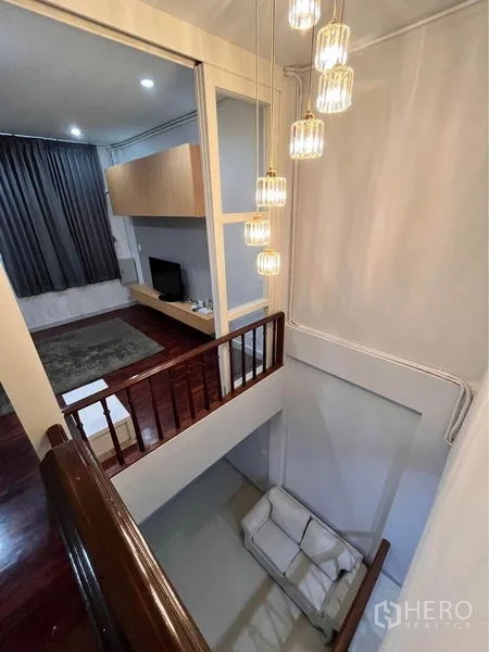 ทาวน์เฮาส์ ให้เช่าในKhlong Toei, Bangkok - ชานบันไดพร้อมโคมไฟแขวน มองลงไปยังโถงนั่งเล่นและห้องทีวี