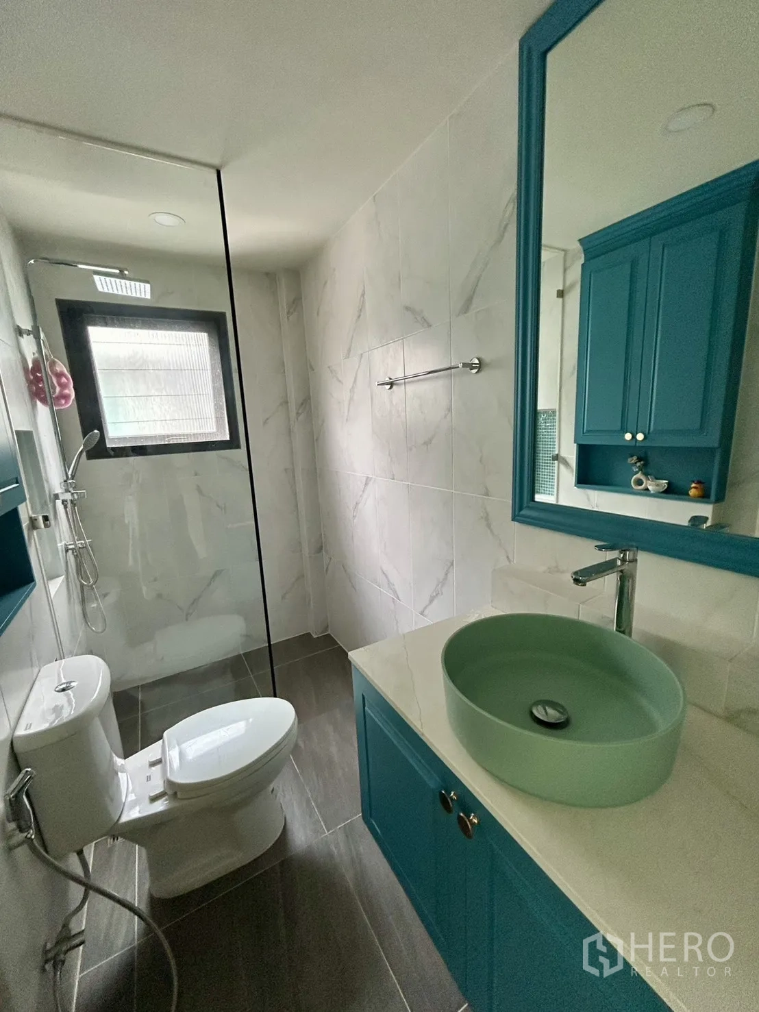 Detached House for rent in Bang Phli, Samut Prakan - Compact bathroom with teal vanity, round basin, and glass-enclosed shower.