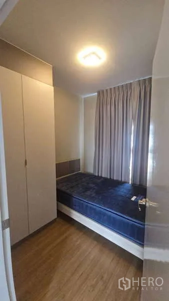 Townhouse for rent in Bang Phli, Samut Prakan - Compact bedroom with double bed, wardrobe and blackout curtains.