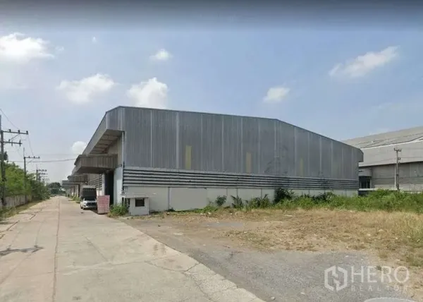 Warehouse for rent in Nong Khae, Saraburi - Metal-clad warehouse with covered loading dock and wide access road in Nong Khae, Saraburi.