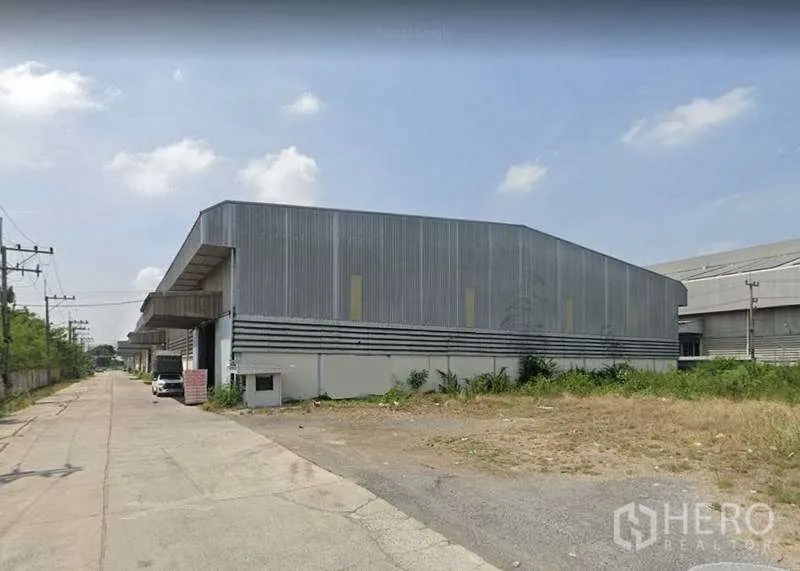 Warehouse for rent in Nong Khae, Saraburi - Metal-clad warehouse with covered loading dock and wide access road in Nong Khae, Saraburi.
